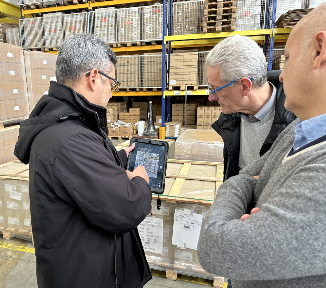 Técnico de Jotavirtual planificando un proyecto de tour virtual Matterport junto al cliente en unas instalaciones industriales de Barcelona.