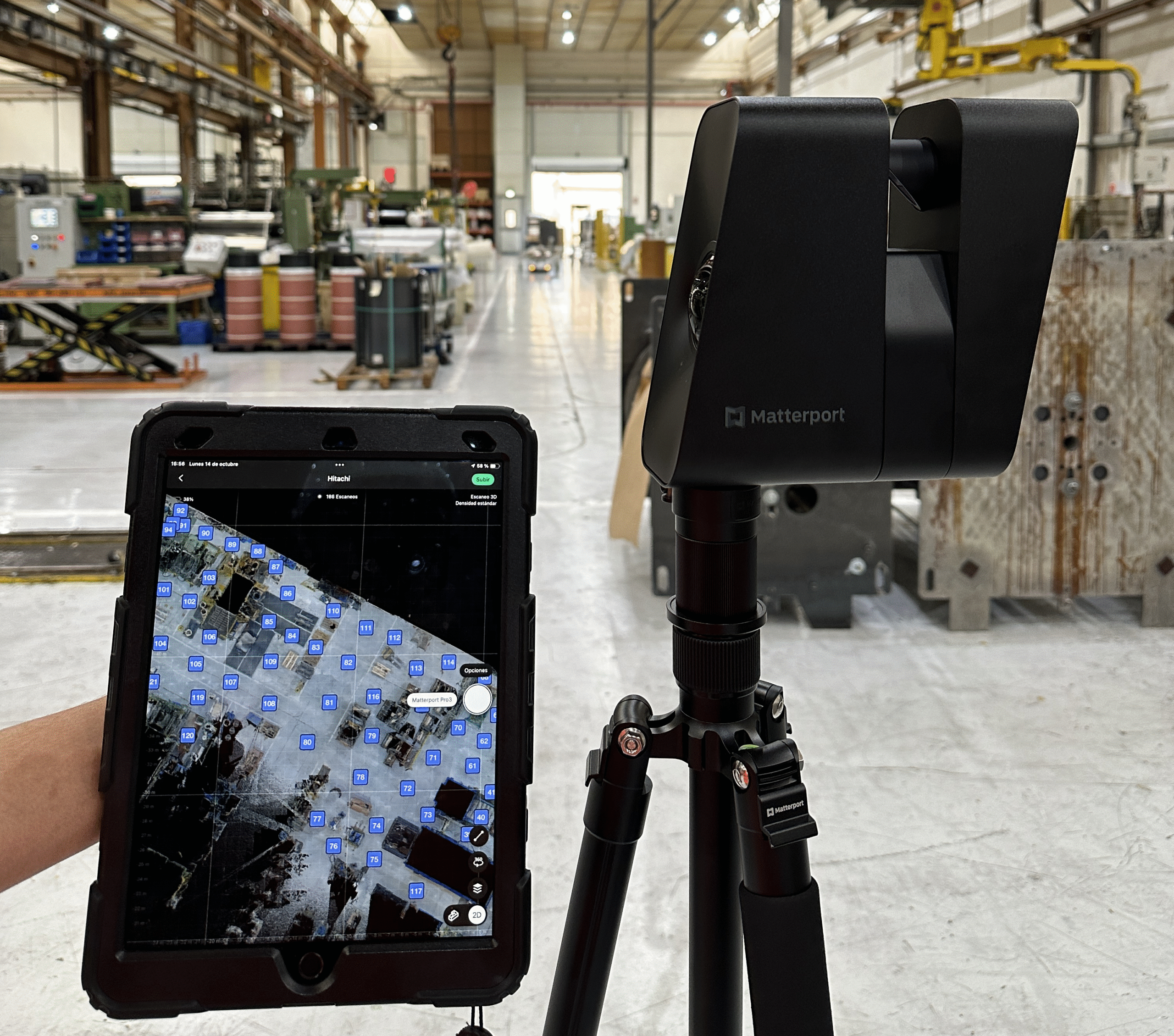 Captura de un tour virtual Matterport en una nave industrial utilizando la cámara Pro3 y la tablet de control durante el proceso de digitalización.